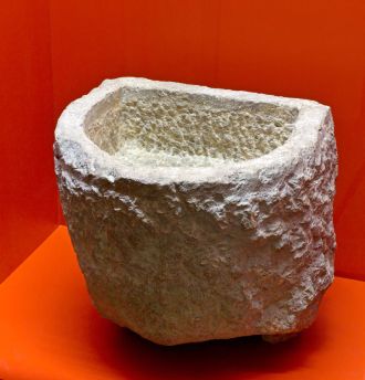 Nedokončana kamnita posoda – kamen za mast